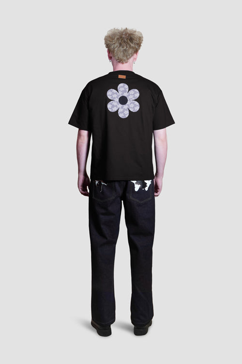 Hi Flower Pattern Tee Black model