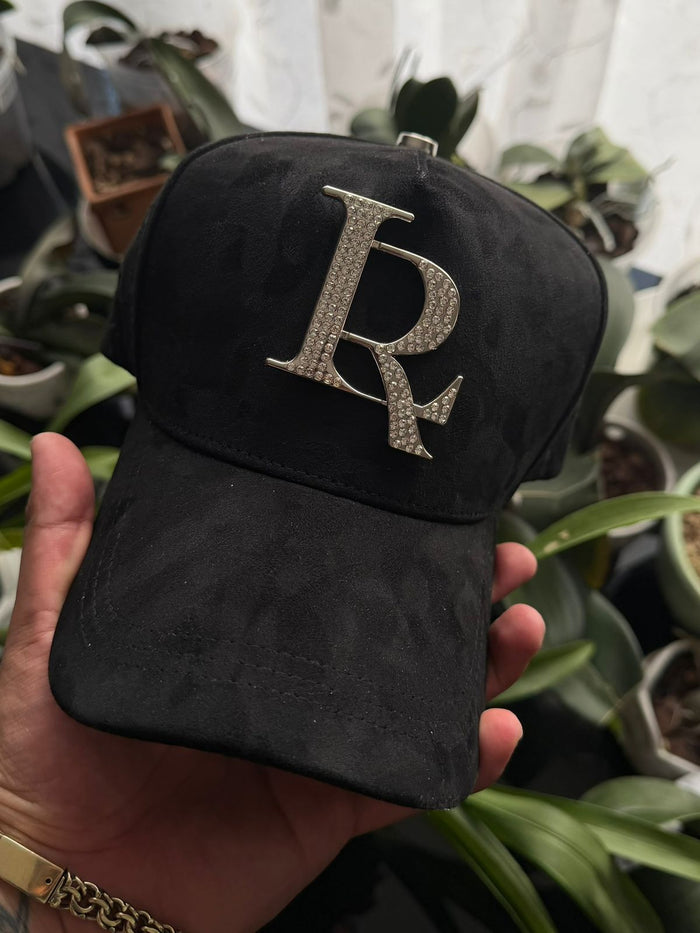 LUIS R