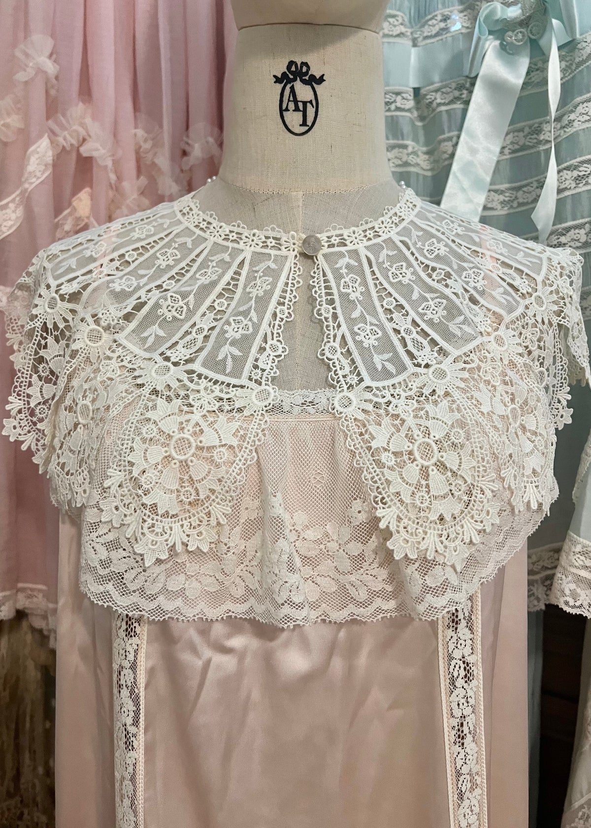 Ecru lace collar