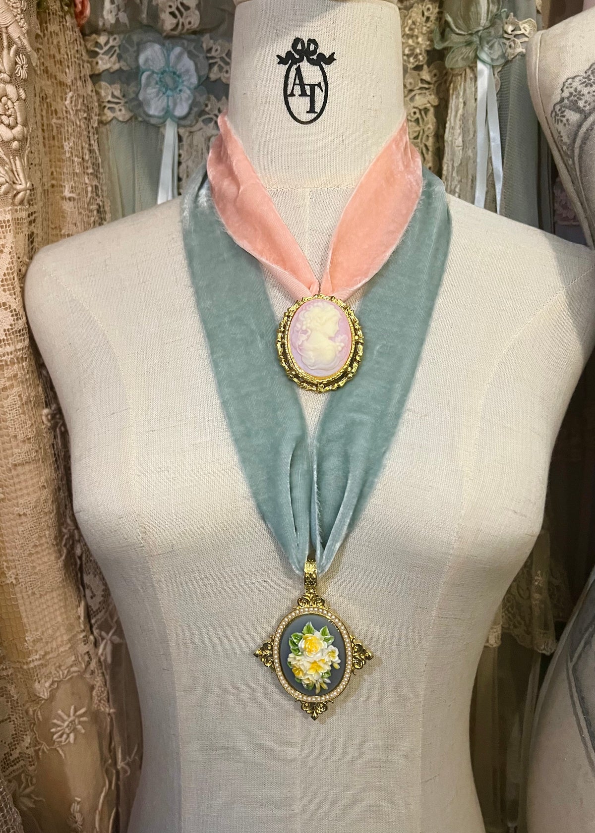 Rococo dreams choker
