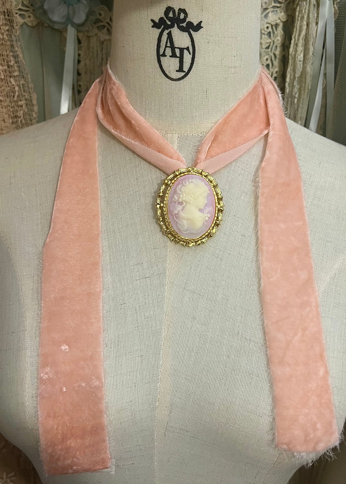 Rococo dreams choker