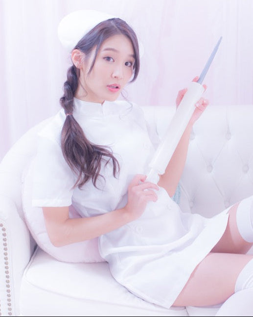 大きな注射器付きホワイトナース